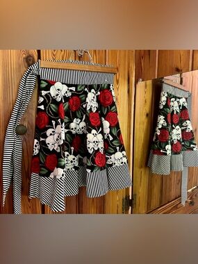 Bambino Amore Apron - Skulls Roses B&W Stripes gothic Hostess Rockabilly Pin-up